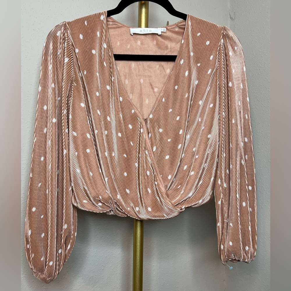 Astr The Label pleated Polka Dot Cropped Top - Picture 2 of 5